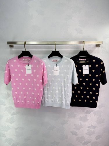 Valentino 华伦天*爱心短袖针织上衣，爱心图案设计，超级显瘦！舒适透气。适合日常出行或聚会。3色3码Sml T226B