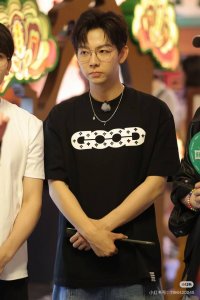 资讯 goodbrand 镂空图案施华洛世奇烫钻 圆领短袖T恤 男女同款