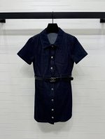 上新原单高端品质 Chane* 2025春夏最新系列！口袋牛仔短袖连衣裙！定制进口斜纹全棉牛仔材质 多重水洗 呈现复古牛仔蓝 挺括舒适有型 短袖连衣裙剪裁 前襟