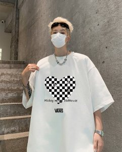 2025夏季新款Vans爱心格子印花短袖T恤， .视觉效果完美到炸 致敬经典，彰显高贵品质！ 新百伦经典印花，约而又不失辨识度 欧美街头风格十足 提升层次感 更