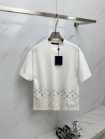Lv 2025Ss夏季最新品，专柜同步有售，原单狠货，时尚休闲圆领短袖T恤，上身舒适！吸睛而有亮点，采用进口原版面料，顶级工艺字母图案Logo，简单而不失时尚，