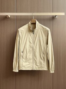 始祖鸟 2025春夏新款男士防晒服轻薄外套 独特订制防晒四面弹面料 卓越的弹性与回弹性 四向拉伸 面料在经纬 横向与纵向及对角线方向均具备弹性 适应大幅度的身体