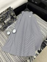爆款现货 原单品质 prad*｜25新款色织条纹衬衫连衣裙 爆单系列款 气质女神必入 订制倒三角立体装饰 满满的高级感 经典剪裁 A版拉长身材比例 实力遮肉显瘦