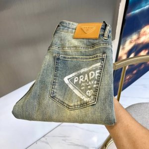 prad普拉、2025春夏新品经典元素后口袋刷漆Logo休闲直筒牛仔裤。选用了客供进口98%棉2%橡胶混纺丹宁牛仔棉布制成，重磅环保植物酵素水洗工艺，肌理有着淡