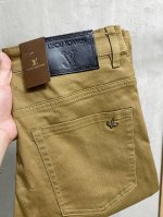 Lv路易威‘’2025新品男士牛仔裤 面料弹性好。独家发售 官网同步 时尚优雅 重工艺设计。采用原色酵母水洗工艺 精选进口重磅丹宁牛仔面料 配专柜五金装饰 真皮