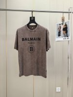 巴尔曼。2025春夏新品时尚圆领短袖复古做旧印花Logo设计，非常显档次懂货的必须入！版型剪裁属于宽松版型，男女都可驾驭！显气场，又会凸显精致，这就是独到之处，