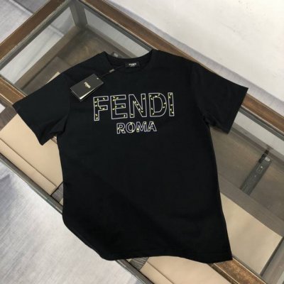 2640Fendi 芬迪 新款上市 专柜系列纯棉T恤 全新设计灵感 极具时尚代表性 精致Logo设计 手感舒适透气 绝非一般的Yy之作 极为时尚耐看有腔调 上身