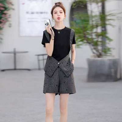 码数 S-M-L-Xl-Xxl 颜色 黑色~灰色 面料 棉~聚酯纤维 描述 假两件热烫钻条纹纹理短袖 飒气十足的都市Look 面料清凉 清爽又透气 不怕夏天的闷