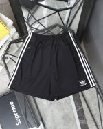 顶级版本 巴黎世家联名Adidas三叶草刺绣短裤 Ins爆款 宽松版型 手感柔软顺滑亲肤舒适 定制原版面料 质感细节都做到了极致 ！ 高定系列 区别市场通货 颜