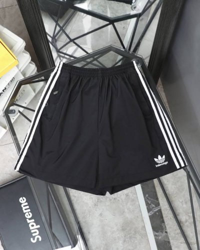 顶级版本 巴黎世家联名Adidas三叶草刺绣短裤 Ins爆款 宽松版型 手感柔软顺滑亲肤舒适 定制原版面料 质感细节都做到了极致 ！ 高定系列 区别市场通货 颜