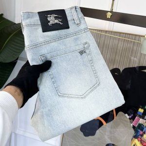 巴宝莉 2025Ss蛇年春夏贺岁款牛仔裤。原单1:1制作，日常必备的完美之选，简单大气亦时尚有型，定制进口丹宁面料 ，重工洗水工艺，做工复杂工艺精湛。轻松迎合四