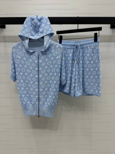 上新原单高端品质Louis Vui*Ton 2025春夏最新系列！拉链提花针织短袖短裤套装！定制羊绒羊毛纱线织造 质感厚实 针织短袖连帽开衫版型 拉链调节风格随