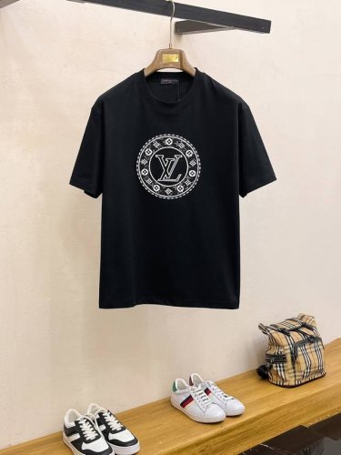 Sslv纯棉最新面料经典标识图案Logo时尚简约潮流短袖，最顶级的品质专柜原单短袖，顶级制作工艺进口面料，专柜款独特设计，采用进口高端订制面料。官网在售！面料版