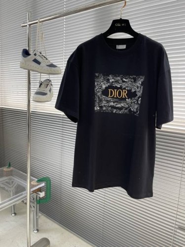 Dio 25春夏新款字母刺绣Logo短袖 不仅拥有高品质的面料和精湛的做工，更具有独特的设计感，无论是日常穿着还是时尚搭配，都能展现出您不俗的品味和时尚态度。作