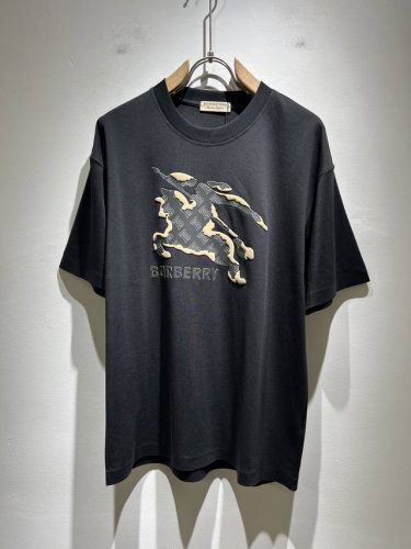 burber*Y巴*莉2025春夏新品男女同款短袖T恤，重磅来袭，最近比较火热的环保纯棉面料制作而成，高端户外运动休闲系列，非常火热运动风潮！Bur最新研发的特