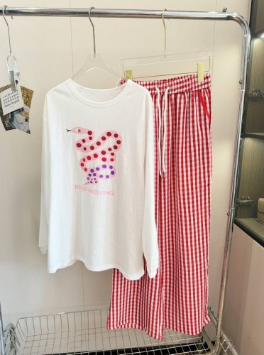 品名：Imm* 贪吃蛇慵懒防晒衫格子休闲裤套装 尺码：S.M.L 颜色：红色 嘎嘎适合蛇年的卡通防晒衫先来，衣身上的印花是贪吃蛇的造型，颜色可可爱爱，吸睛指数M