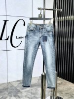 Lv。官网专柜同步发售，2025Ss春夏新品男士休闲牛仔裤，原单品质，专柜定制原版牛仔面料，Logo图案设计，B裤身原版五金辅料装饰，立体清晰，效果逼真，C超级