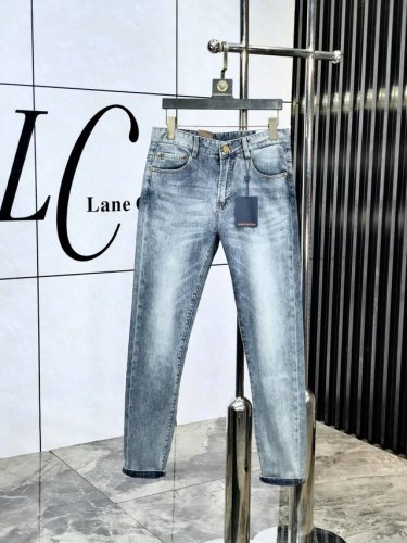 Lv。官网专柜同步发售，2025Ss春夏新品男士休闲牛仔裤，原单品质，专柜定制原版牛仔面料，Logo图案设计，B裤身原版五金辅料装饰，立体清晰，效果逼真，C超级