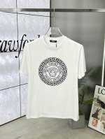 versace 范思哲 25Ss春夏新品印花圆领短袖T恤，正面品牌字母标识印花设计，打造男士基本款单品，为男士衣橱注入新意。采用80支双股丝光棉面料制成，面料质