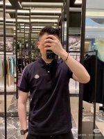 搭配资讯图 Moncler蒙口官网同步上新 袖标织带标识印花翻领polo衫