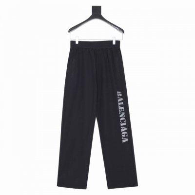 款号Y479 Balenciaga巴黎世家 Bal Stencil 模糊字母运动长裤 面料采用梭织2个斜口袋，整体做旧和水洗褪色效果，左腿饰以Stencil T