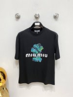 miu Miu缪缪 2025Ss春夏最新款短袖T恤出货啦！！ 2025新款T恤 高版本专用面料 高克重纯棉丝光面料 上身舒适不失挺阔 针脚刺绣工艺、数字印花、植