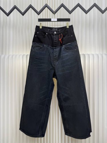 巴黎世家 Balenciaga拼接口袋牛仔裤 正品开版-实体柜台-顶奢品质 秒杀市面一切版 定制缎蓝赛洛纺牛仔绮料，腰带处加以巴黎牛皮纸为点缀，多维融合拼接技艺