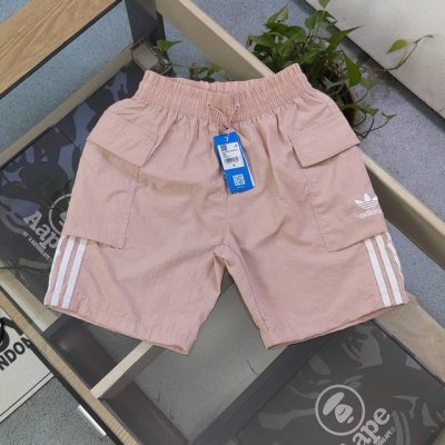 款号：Zz1073 2025新款Adidas阿迪达斯刺绣三叶草Logo大口袋工装短裤五分裤，以鲜明色彩点燃活力，瞬间成为街头焦点。标志性三条白纹，交织复古与时尚