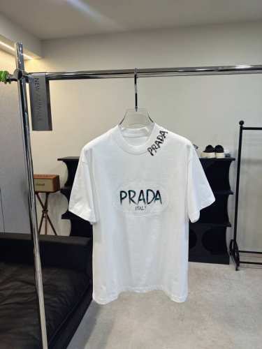 普拉达 prada 2025春夏新款首发专柜最新款短袖圆领T恤 高端订制 设计前卫时尚！品牌Logo设计 高端定制面料.手感柔软.穿着舒适.专柜级别精致车线.做