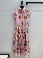 强烈推荐 Cara*25春夏新品度假风 清新甜美的粉色印花府绸连衣裙，衬式翻领与小卷边阔肩袖设计利落舒爽，压褶的高腰A字裙摆剪裁优雅浪漫，纯棉面料舒适好穿！Sm
