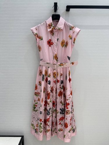 强烈推荐 Cara*25春夏新品度假风 清新甜美的粉色印花府绸连衣裙，衬式翻领与小卷边阔肩袖设计利落舒爽，压褶的高腰A字裙摆剪裁优雅浪漫，纯棉面料舒适好穿！Sm