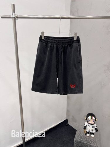 Blcg 巴黎世家麦穗刺绣洗水短裤 面料采用16S双纱+10S鱼鳞底磨毛面料380G，毛圈是三线卫衣是面纱，绑纱，底纱所组成的。主体采用精密挨针绣工艺；刺绣非常