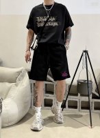 西太后 25春夏新款短裤 这款极简表达现代态度 面布63.1%棉36.9聚酯倩维 超薄复合面料 整体更显质感有力 承载创新精神 标志性的涂珐琅徽标平添点睛之笔