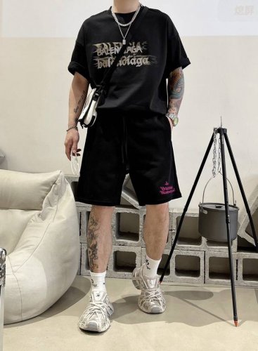 西太后 25春夏新款短裤 这款极简表达现代态度 面布63.1%棉36.9聚酯倩维 超薄复合面料 整体更显质感有力 承载创新精神 标志性的涂珐琅徽标平添点睛之笔
