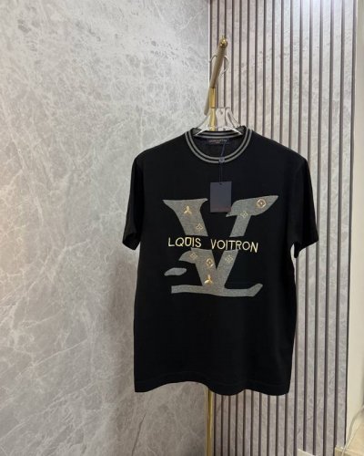 Louis Vuitton路易威登 前幅设计绣花和提花针织工艺圆领毛衣短袖T恤 呈现设计 整体时尚而有潮流感 男女同款 颜色：黑色 白色 码数：Xs S M L