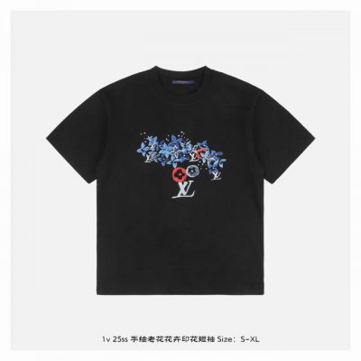 lv 25Ss 手绘老花花卉印花短袖 面料采用230克重精梳棉，定制32支1*1螺纹，成衣两遍水洗处理，面料舒适亲肤无异感，定制定染面料，纺织密度高，垂感佳，不