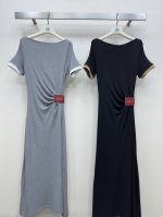 25Ss Loew *春夏新款 一字领 Logo皮牌皱褶短袖连衣裙 不对称褶边压轴 简约又修身的版型 定制Logo皮牌装饰 带有弹力的纯棉面料 上身很好看 两色