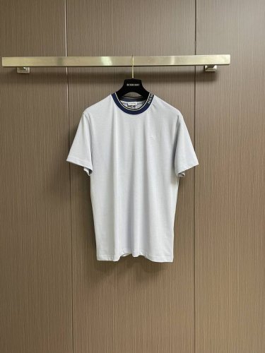 burberry 2025Ss新款条纹圆领短袖T恤衫，选用平织棉面料打造，呈现休闲版型。领口融入条纹设计，点缀同色系马术骑士徽标刺绣。尺码：S-Xl