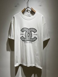 小香情侣款T恤Cha**L 2025春夏新款创意休闲男女同款短袖T恤 秒杀业内的欧美贸易私单 Cha**L家族2025官网主打单品 全新创作Logo图案压胶设计