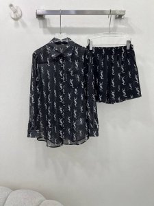 Ysl 25新款防嗮套装 黑白撞色满幅字母Logo印花图案 夏日氛围感拉满 30D面料透气又不闷热 高完全不挑人 颜色高级 光泽度好 翻领衬衣上衣短裤 的组合