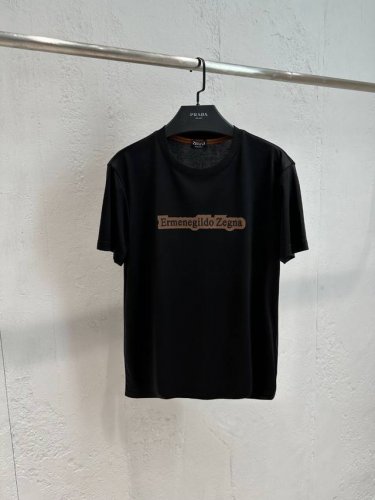 新品 顶级洋行渠道货，2025春夏新款，纯正血统品质，高端王牌系列！高性能舒适面料！！Zeg*A男士商务休闲双面丝光圆领短袖T恤。品相与面料工艺都极为拔尖的一款