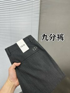 dior迪奥 休闲裤 西裤 九分裤 2025Ss春夏新款 高级定制裤子专用面料 定制原版五金 重工工艺打造 车工走线精细 定制面料 柔软舒适 质感显著 辅料精美