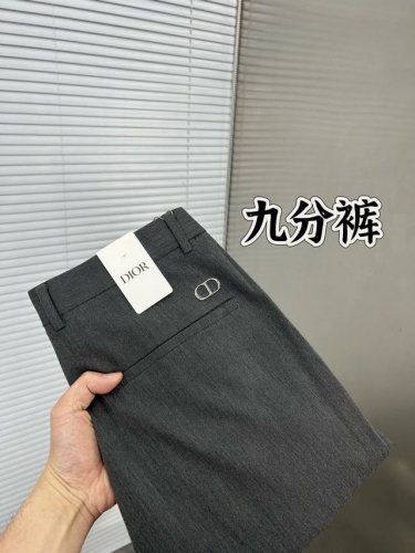 dior迪奥 休闲裤 西裤 九分裤 2025Ss春夏新款 高级定制裤子专用面料 定制原版五金 重工工艺打造 车工走线精细 定制面料 柔软舒适 质感显著 辅料精美