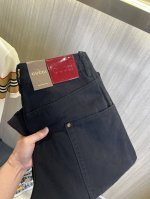 Gucci古奇 宽松直筒 复古渐变牛仔裤 街头酷感必备 经典牛仔蓝搭配独特的渐变效果，从深蓝到浅黄的过渡自然，仿佛带着岁月的痕迹，复古感直接拉满。 直筒的版型不