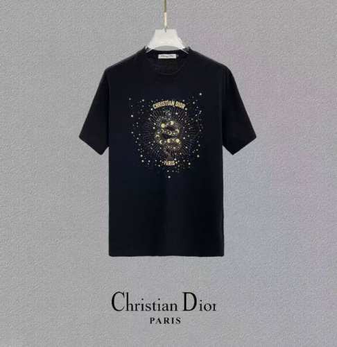 Dior 迪奥、25Ss高版本胸贴印花Logo圆领短袖T恤。面料采用定制300G支双股精棉平纹高密无尘全棉布料，Os版型宽松慵懒百搭，轻奢大气，众多明星博主试穿
