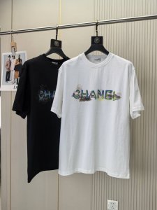 香奈儿。2025春夏新品时尚圆领短袖高级定制百搭款式！更有实用感 任何人都可以轻松驾驭 高端棉面料制作，手感非常奈斯，不起球，不变形，奢华经典设计，非常显档次懂