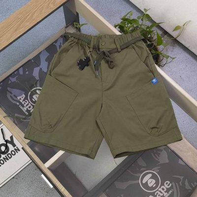 款号 Zz1148 2025新款Adidas阿迪达斯三叶草Logo大口袋工装短裤五分裤 硬朗出击 这条短裤以经典色调为主调 搭配可调节腰带 细节处的个性挂件增添