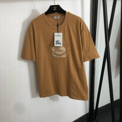 款号20252503 Burberr*新款 战马骑士花环刺绣宽松短袖T恤，白色，卡其色，黑色，Sml， S码；肩宽51，胸围112，袖长23，长70