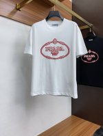 p220 普拉达 M-3Xl 阔版 ss新工艺Logo高品质纯棉质阔版圆领男士短袖T恤，新季新推系列将标识巧妙融入设计，塑就一系列充满复古风情的运动风单品。在这
