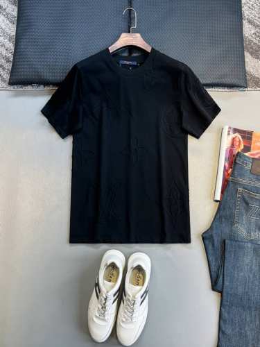 LV25Ss春夏新款平纹针织棉布纯色圆领短Tee，男女同款链式刺绣老花图案宽松休闲短袖T恤衫！贸易公司渠道稀出，同步官网发售13950Rmb！本款T恤以链式刺绣